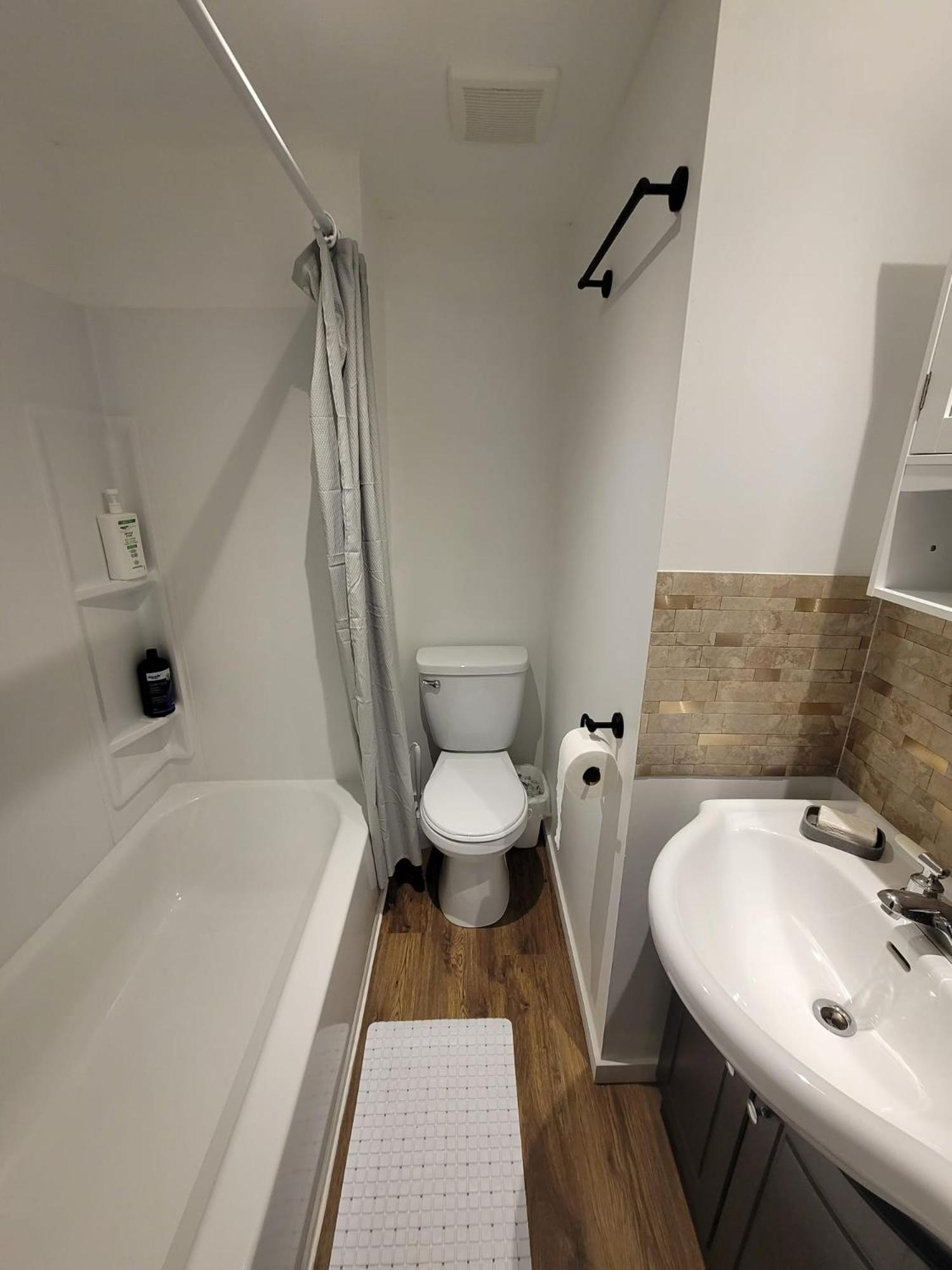 Apartment Warm Cozy 1 Bdrm Close To Hwy *